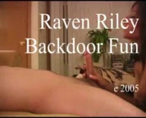 Raven Riley Nyarak Mutatják Mellét És Punci.
