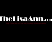 Amerikanische Milf Lisa Ann Fickt Ihre Geile Harte Muschi Und Spießt Auf Dem Gesicht Ihres Freundes Und Fickte Sie Im Letzten Tag Des Hackenfestes