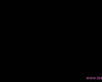 Tight Cutie Jill Czerwiec Został Zmuszony Umieścić Jej Duże Cycki W Rękach Czterech Napalonych Facetów Do Produkcji Amis
