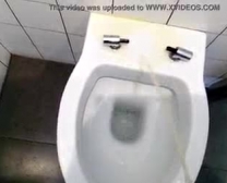 Pissing In Toilette Pubblico Con Alicebong