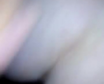 مثير جبهة مورو الحصول على لعبة جلد صلب مارس الجنس من قبل رجلها.