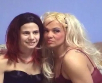 Due Sexy Lesbiche Lesbiche Ditalino Le Loro Fighe Sul Tavolo Da Massaggio.