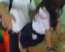 Naughty College-Studenten Schieben Ihren Kleinen Dildo Durch Die Muschi Gegeneinander, Während Sie Eine Gruppensexssitzung Haben