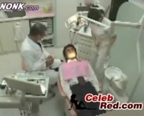 Enfermeira Japonesa Peituda Oleando Seu Paciente.