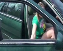 A Garota Alemã Está Funcionando Como Motorista De Táxi E Muitas Vezes Recebendo Seus Fuckes Fodidos No Carro.