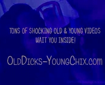 Nude Blonde Teenager, Aaliyah Hadid, Überprüft Eifrig Ihre Webcam, Während Er Auf Den Knien Steigt