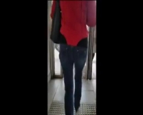 Mujer De Pelo Corto En Zapatos Rojos Con Tacones Altos Está Jugando Con Su Coño Perfectamente Afeitado