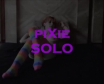 Pixie Aix Es Una Hermosa Hija Rubia Que Le Gusta Follarse De La Espalda.