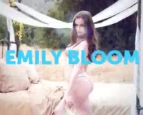 Molly Bloom Zuigt De Grootste Lul Die Ze Vond, Terwijl Haar Vriend Haar In Actie Kijkt