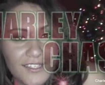 Charley Chase Awesome Brunette Apporte Son Glissement Fait Pour Une Si Grande Bite