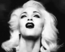 Verlockende Blonde Madonna Offenbart Ihren Nackten Körper
