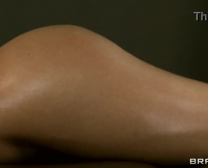 Asa Akira Boort Haar Kutje Met Een Seksspeeltje Omdat Ze Moet Worden Klaargemaakt Tijdens Het Cumming