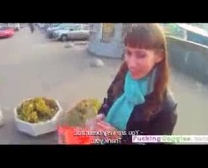 Sexy Russische Brunette Wrijft Haar Lekkende Kut Door Een Gloryhole, Terwijl In Een Doggy Positie
