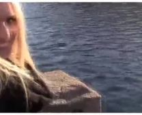 Leuke Russische Blonde Tiener Babe Houdt Van Seks, Omdat Ze Al Haar Gaten Houdt