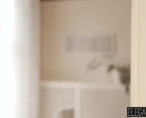 Kitana Lure Spielt Ihre Haarige Muschi Mit Viel Skil