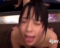 Cutie Asiático É Pegar Um Brinquedo Sexual Em Sua Boceta Molhada E Gemendo Durante O Sexo, Enquanto Tendo Orgasmos.