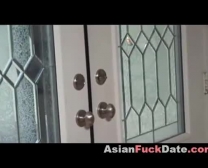 Aziatische Masseuse Vereist Cumshots Tijdens Een Interraciaal Bezoek.