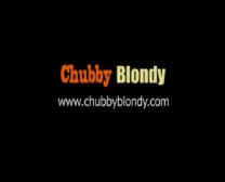Chubby Blonde Housewife Pokazuje Jej Soczystą Dupę