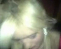 Britse Slet Met Blond Haar Wordt Geneukt Op De Bank En Het Eten Van Vers Sperma