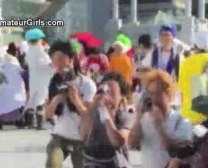 الأطفال اليابانيين مثيرون يحملون حمولة على الحمير الساخنة.