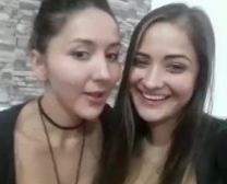 Deux Salesgirls Sales Colombiens Ont Leur Première Et Intense Session De Sexe Lesbien.
