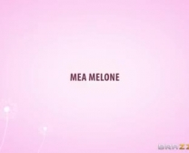 ميا ميلوني تزداد مارس الجنس ، بعد التدليك الذي قدمته ، في منتصف المطبخ.