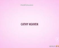 Cathy Heaven Ssuje Dużego, Czarnego Kutasa Tak Głęboko, Jak Może Go Przełknąć