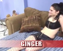 Ginger Milf Lubi Bawić Się Jej Doskonale Ogoloną Cipką W Kuchni, Tylko Dla Zabawy.