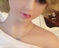 Superbe Poupée Izumi Asano Montre Son Pli Sur Webcam