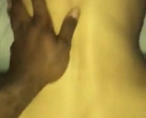Black Guy Geeft Diepe Pijpbeurten Aan Twee Van Zijn Gekke Vriendinnen Terwijl Ze Op Het Bed Liggen.