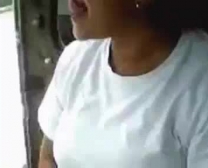 Sexy Limo -Chauffeur Geeft Handjob Aan Haar Manlief.