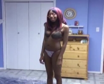 Az Ebony Girl Jóga Rutinját Csinálta, Miközben A Barátja Pornó Videókat Játszott, Miközben Felvette.