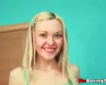 Skinny Blonde Babe Met Staartjes, Rina Ann Heeft Graag Interraciale Seks Met Haar Beste Vriend