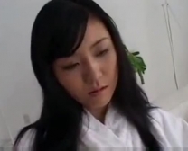 La Sexy Tomoe Yuna Osaki Está Siendo Golpeada Por Un Grupo De Tipos Cachondos Durante Un Trío Casual.
