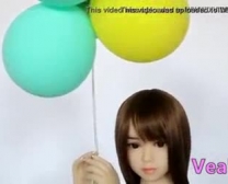 Uma Garota Asiática Sexy Brincando Com Seu Clitóris Enquanto Acaricia Uma Laranja Furtiva Em Lojas