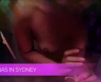 Sydney Está Chupando O Pau De Seu Amante Bastante Profundo, Enquanto Se Ajoelhava Na Frente Do Namorado