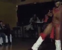 Uma Dançarina Linda Bombeada Enquanto Os Guerreiros Estão Assistindo.
