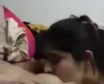 Cock Grubbing Lesbian Se Puso Muy Duro.