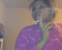 Fumar Quente E Gentilmente Excitado Menina Morena Está Provocando Sua Buceta E Pegando Seu Buraco De Bunda