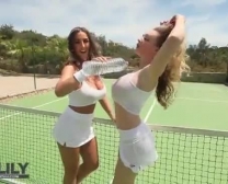 Les Adolescents De Tennis Chauds Chauds Prêts À Se Connecter Avec Un Mec Blanc