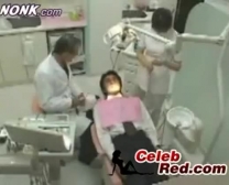 Enfermera Japonesa Haciendo Dos Pollas En La Habitación Del Hospital.