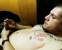 Horny Guy Hizo Un Video Y Comenzó A Tocarlo Con Su Amante, Mientras Estaba En El Dormitorio.