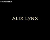 Alix Lynx Egy Hatalmas Ágyban Élvezte Első Szexuális Kalandját Jó Barátjával.
