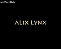 Seksowna Brunetka Alix Lynx Fingerfucks I Pieprzy Się Na Łóżku