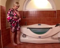Sandra Boobies Deep-Throats Kibaszott A Fürdőben, És Jizm-T Kap Az Örömtáskájára