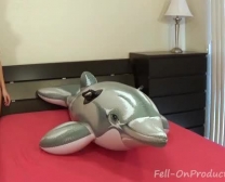 Madisin Lee In Verbazing Super Spread Dolfijn