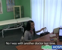 Fakehospital Super-Sexy Patiënt Voorgeschreven Een Hoogste Ruwe Uitbenen Op Het Bureau Als Cure