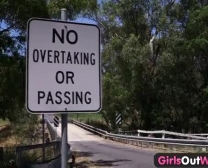 Femmes Dans L'ouest - Aussie Saphique Autostoppeur Englouti Extérieur
