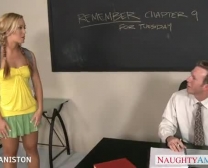 Pferdeschwanz Nicole Aniston Gurgeln Manstick Im Klassenzimmer