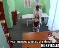 Patient Throating Auf Ihre Ärzte Firma Coepression Während Der Beratung Towheaded 7Two0 Zwei